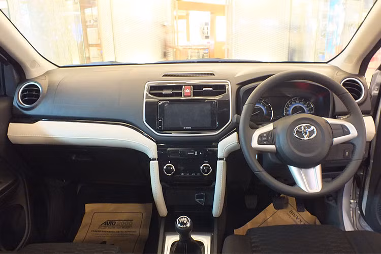 Trên bản Toyota Rush TRD Sportivo 2018, nội thất của xe sẽ bao gồm 2 tông màu, hệ thống giải trí DVD-AVX với màn hình cảm ứng 7 inch , cổng USB ở mọi hàng ghế, Miracast (HDMI không dây), duyệt web. Kết nối Bluetooth và hệ thống âm thanh được cung cấp bởi Waze.