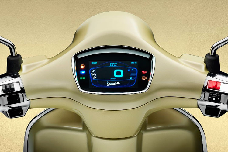 Vespa phiên bản kỷ niệm 75 năm cũng được cập nhật những công nghệ tân tiến nhất như trang bị màn hình màu TFT 4,3inch, cụm điều hướng kỹ thuật số cho phép người lái tận dụng tối đa khả năng của hệ thống Vespa MIA để kết nối điện thoại thông minh với xe khi lưu hành.