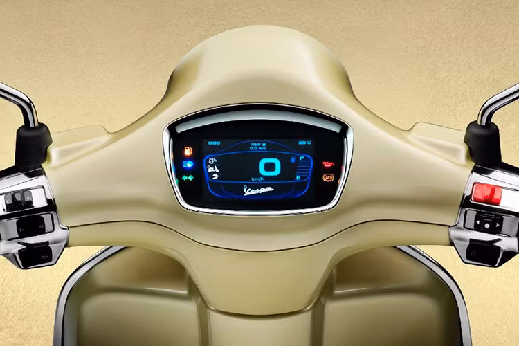 Vespa phiên bản kỷ niệm 75 năm cũng được cập nhật những công nghệ tân tiến nhất như trang bị màn hình màu TFT 4,3inch, cụm điều hướng kỹ thuật số cho phép người lái tận dụng tối đa khả năng của hệ thống Vespa MIA để kết nối điện thoại thông minh với xe khi lưu hành.