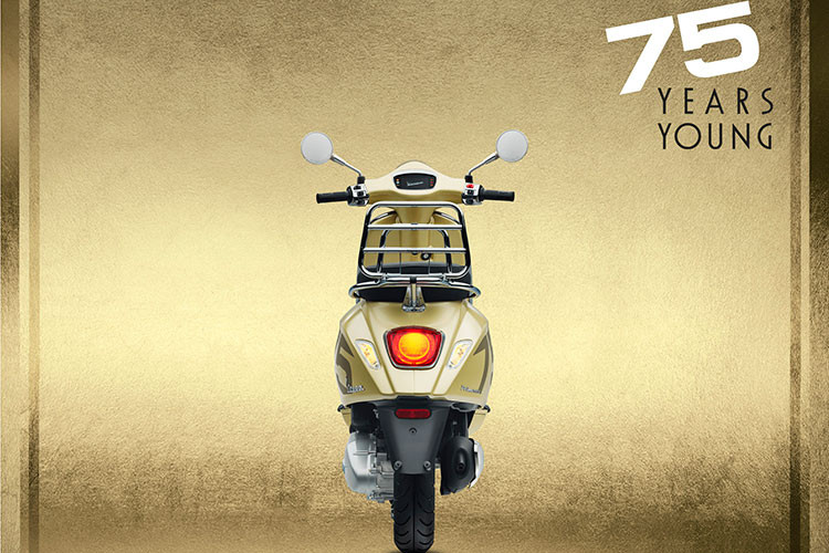 Đây là phiên bản đặc biệt dành riêng cho năm 2021. Một món quà tri ân độc đáo dành tặng các fan của thương hiệu Vespa. Mang trên mình con số biểu tượng "75" vàng nhám nổi bật trên lớp sơn vàng ánh kim thanh lịch, tông màu thịnh hành trong những năm 1940, phiên bản đặc biệt với màu vàng ánh kim vừa thể hiện tính di sản vừa gợi lên tinh thần đổi mới và tính thời trang của Vespa.