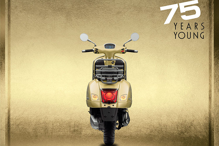 Với tinh thần tri ân và tính độc quyền của phiên bản đặc biệt này, khách hàng mua xe mỗi chiếc Vespa kỷ niệm 75 năm sẽ được tặng kèm 01 bảo hiểm phiên bản đặc biệt kỷ niệm 75 năm, đi kèm một bộ quà chào mừng bao gồm một tấm biển hiệu Vespa huyền thoại, bộ bưu thiếp hình di sản từ tám thập kỷ của Vespa.