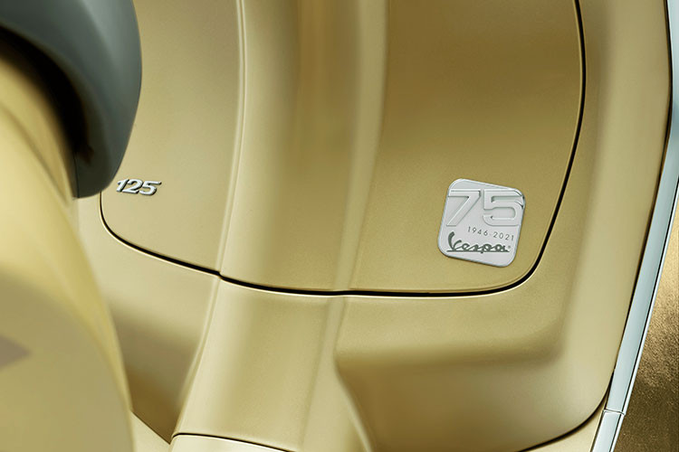 Trong khi các đường nét, chi tiết như mạ crôm của “cà vạt” trước, và vành bánh xe màu xám bụi, với yên xe màu xám khói tiệp màu với đường viền bao quanh được thiết kế từ da Nabuk mềm mại tạo nên điểm nhấn đầy thanh lịch.