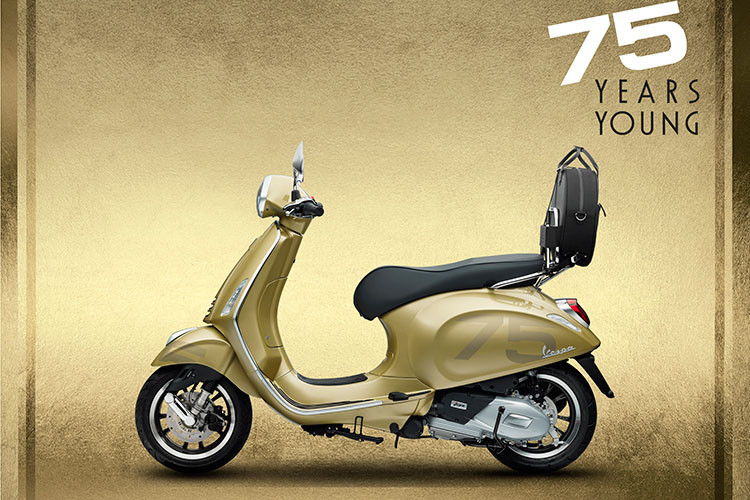 Sắc vàng nhám đồng hiện diện ở hai bên hông xe, chắn bùn và cà vạt đồng màu như một cách điệu tân thời của xu hướng phối màu những năm 40, kết hợp với tấm biển logo kỷ niệm.