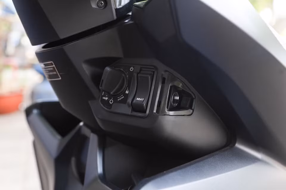 Hệ thống chìa khóa thông minh Smartkey mới của hãng xe máy Honda là lần đầu tiên xuất hiện trên Vario 2018, thao tác tương tự với một số mẫu xe khác như SH hay PCX. Bên hông là hệ thống mở yên khẩn cấp khi chủ xe bỏ quên chìa khóa dưới yên.