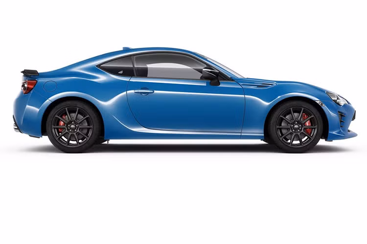 Bên trong khoang lái cũng “đặc biệt với hệ thống ghế ngồi bọc da Alacantara màu đen cùng nhiều chi tiết mang đậm phong cách của chiếc GT86 Pro trước đó. Một tin vui đối với các tín đồ GT86 chính là dù là phiên bản đặc biệt nhưng phiên bản đặc biệt Toyota GT86 Club Series Blue Edition sẽ không bị giới hạn số lượng sản xuất. Thay vào đó, lượng xe bán ra sẽ phụ thuộc vào mức độ quan tâm từ khách hàng.