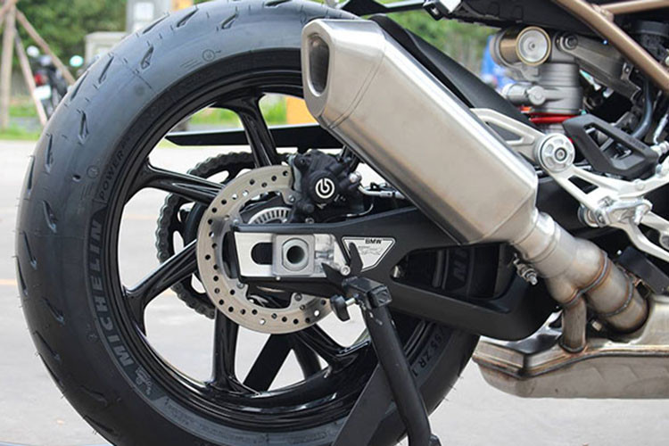 Đặc biệt, hệ thống treo điện tử DDC - Dynamic Damping Control thế hệ mới với khả năng giảm xóc tối đa, linh hoạt với từng chế độ lái, giúp cải thiện khả năng vận hành, nâng cao độ bám đường của xe. Xe được trang bị sẵn 4 chế độ lái là Rain, Road, Dynamic và Race. Bên cạnh đó, khách hàng khi mua S1000RR mới tại Việt Nam còn có thêm Pro Modes gồm ba chế độ lái chuyên nghiệp Race Pro từ 1-3, phát huy tối đa các tính năng của xe trên đường đua.