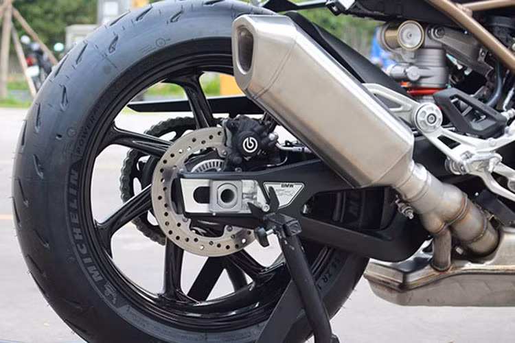 Đặc biệt, hệ thống treo điện tử DDC - Dynamic Damping Control thế hệ mới với khả năng giảm xóc tối đa, linh hoạt với từng chế độ lái, giúp cải thiện khả năng vận hành, nâng cao độ bám đường của xe. Xe được trang bị sẵn 4 chế độ lái là Rain, Road, Dynamic và Race. Bên cạnh đó, khách hàng khi mua S1000RR mới tại Việt Nam còn có thêm Pro Modes gồm ba chế độ lái chuyên nghiệp Race Pro từ 1-3, phát huy tối đa các tính năng của xe trên đường đua.