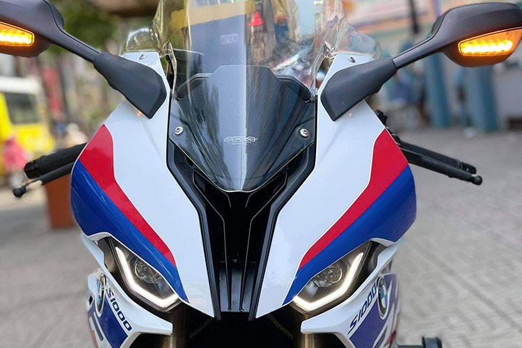 Về ngoại hình, điểm thay đổi lớn nhất về thiết kế của BMW S1000RR 2020 mới tập trung ở phần đầu xe, với đèn pha không còn bất đối xứng, thay vào đó cụm đèn LED hiệu suất cao dạng gương cầu lồi kết hợp các dải LED ban ngày mang đến diện mạo mới năng động, thể thao hơn.