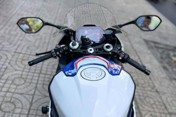 Xe được trang bị màn hình màu TFT 6.5 inch với chế độ màn hình Pure Ride - hiển thị thông tin sử dụng thông thường trên đường phố và ba chế độ màn hình Core – hiển thị vòng tua động cơ sử dụng trên đường đua, cho khả năng hiển thị rõ ràng, trực quan ngay cả trong điều kiện ánh sáng khó khăn. Màn hình lớn liên kết cụm xoay điều khiển Multi Controller và công nghệ kết nối hiện đại BMW Connectivity, cho phép người dùng có thể trải nghiệm tính năng đa phương tiện với thao tác điều khiển nhanh chóng.