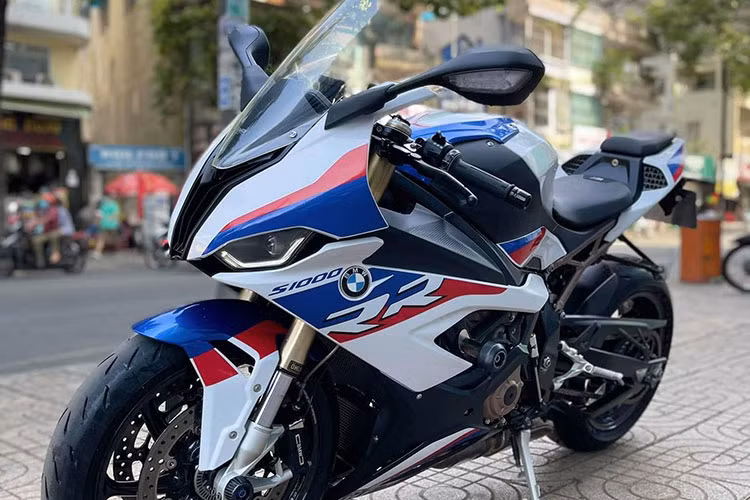 Tại Việt Nam, giá xe BMW S1000RR 2020 mới chính hãng bán ra từ 949 triệu đồng (đã bao gồm VAT) cho phiên bản Race màu Đỏ Đen và giá bán 1.099 triệu đồng (đã bao gồm VAT) cho phiên bản M Performance, màu Trắng Xanh Đỏ. Chiếc BMW S1000RR M-Performance 2020 trong bài viết này hiện đang được chủ nhân chào bán hơn 900 triệu đồng.