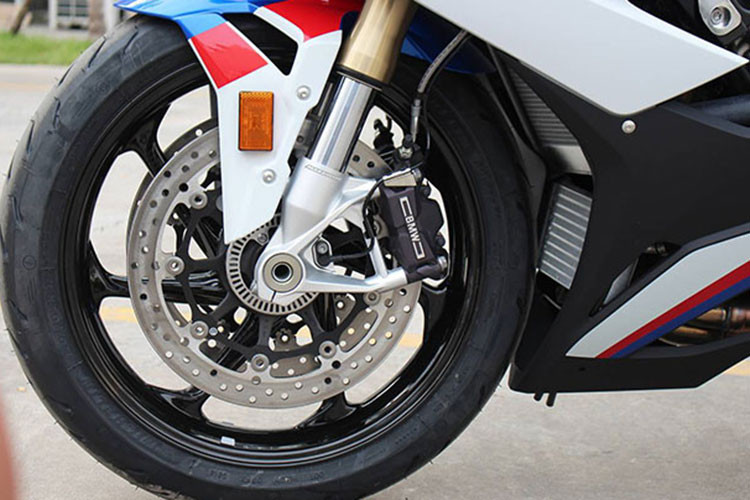 S1000RR mới sở hữu thiết kế khung sườn mang tên Flex Frame, nhẹ hơn thế hệ trước 1,3 kg. Không chỉ nhẹ hơn, Flex Frame còn gia tăng độ linh hoạt, độ chắc chắn khi xe di chuyển ở tốc độ cao. Bên cạnh đó, xe được trang bị phuộc trước hành trình ngược Upside-down và thiết kế truyền động Full Floater Pro mới mang đến độ ổn định cho BMW S1000RR khi tăng tốc, cải thiện đáng kể hiệu suất của hệ thống giảm xóc.