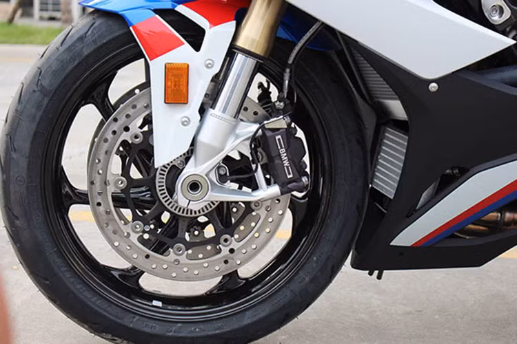 S1000RR mới sở hữu thiết kế khung sườn mang tên Flex Frame, nhẹ hơn thế hệ trước 1,3 kg. Không chỉ nhẹ hơn, Flex Frame còn gia tăng độ linh hoạt, độ chắc chắn khi xe di chuyển ở tốc độ cao. Bên cạnh đó, xe được trang bị phuộc trước hành trình ngược Upside-down và thiết kế truyền động Full Floater Pro mới mang đến độ ổn định cho BMW S1000RR khi tăng tốc, cải thiện đáng kể hiệu suất của hệ thống giảm xóc.