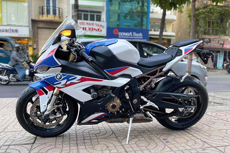 Cung cấp sức mạnh cho BMW S1000RR 2020 là khối động cơ 4 xi lanh thẳng hàng, dung tích 999cc đã được cải tiến kết hợp công nghệ điều khiển van biến thiên BMW ShiftCam hoàn toàn mới cho công suất tối đa 207 mã lực tại 13.500 vòng/phút, tăng 8 mã lực so với thế hệ trước, mô men xoắn cực đại đạt 113 Nm tại 11.000 vòng/phút.