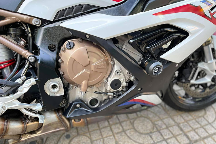 Siêu môtô BMW S1000RR 2020 mới còn được trang bị các công nghệ hàng đầu như hệ thống chống trượt bánh DTC - Slide Control, kiểm soát bốc đầu Wheelie Control, chống nâng bánh sau Stoppie Control, hỗ trợ khởi hành ngang dốc Hill Start Control. Kết hợp với đó là hệ thống hỗ trợ ghì động cơ Engine Brake, hệ thống chống bó cứng phanh ABS và ABS Pro...