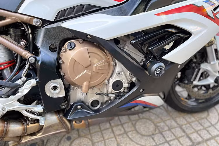 Siêu môtô BMW S1000RR 2020 mới còn được trang bị các công nghệ hàng đầu như hệ thống chống trượt bánh DTC - Slide Control, kiểm soát bốc đầu Wheelie Control, chống nâng bánh sau Stoppie Control, hỗ trợ khởi hành ngang dốc Hill Start Control. Kết hợp với đó là hệ thống hỗ trợ ghì động cơ Engine Brake, hệ thống chống bó cứng phanh ABS và ABS Pro...