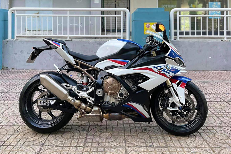 Trong bài viết này là phiên bản BMW S1000RR M Performance 2020 mới cao cấp nhất. Mới đây nó đã được chào bán trên sàn xe đã qua sử dụng với số oddo lăn bánh chỉ khoảng 7.500km. Theo chủ nhân của chiếc xe cho hay, chiếc xe hoàn toàn nguyên bản và đã ra biển số trắng tại Việt Nam.