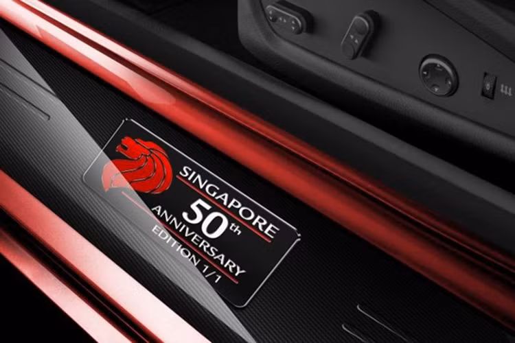 Tấm khuếch tán gió trước, sau và ốp cửa được sơn xám, mang đến kiểu phố màu tuyệt đẹp, chưa từng xuất hiện trên bất cứ chiếc F12 nào.