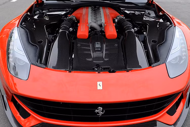 Không có thay đổi về hệ dẫn động nào được thông báo và điều đó có nghĩa là khối động cơ V12 6.2 lít với sức mạnh 740 mã lực vẫn được giữ nguyên.