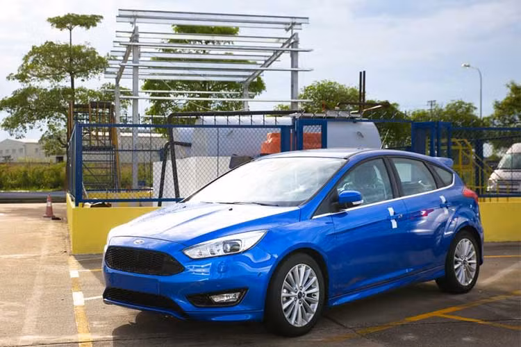 Đối với ôtô lắp ráp, sản xuất trong nước, doanh nghiệp phải xây dựng đường chạy thử dài tối thiểu 800m trong đó: đoạn thẳng tối thiểu 400m, đường dốc lên/xuống, đường gồ ghề và gợn sóng, đường đá sỏi, đường trơn ướt, đoạn cua… xe phải có chế độ bảo hành tối thiểu 3 năm hoặc 100.000 km, hoàn tất các thủ tục theo quy định trong vòng 18 tháng.