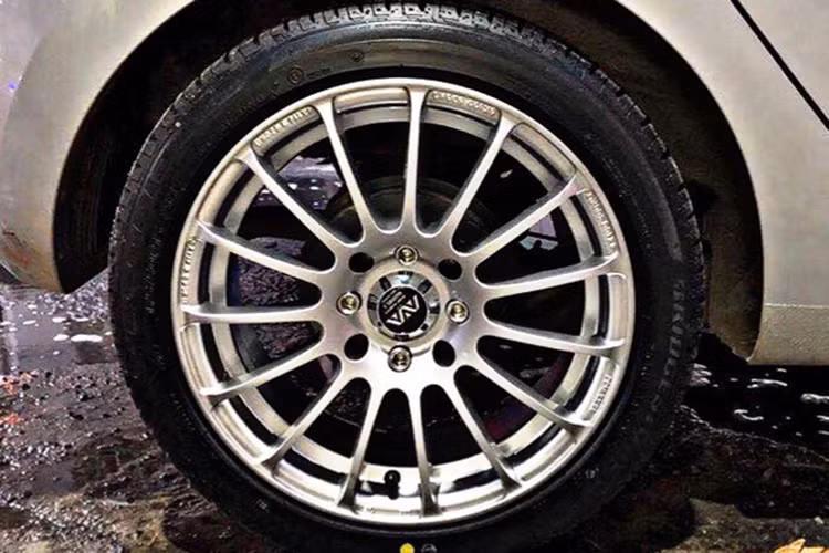 Tô điểm cho ngoại thất ngoài việc trang trí và lắp thêm phụ kiện mới, còn có bộ mâm đúc đa chấu đắt tiền mang đậm phong cách thể thao và cá tính.