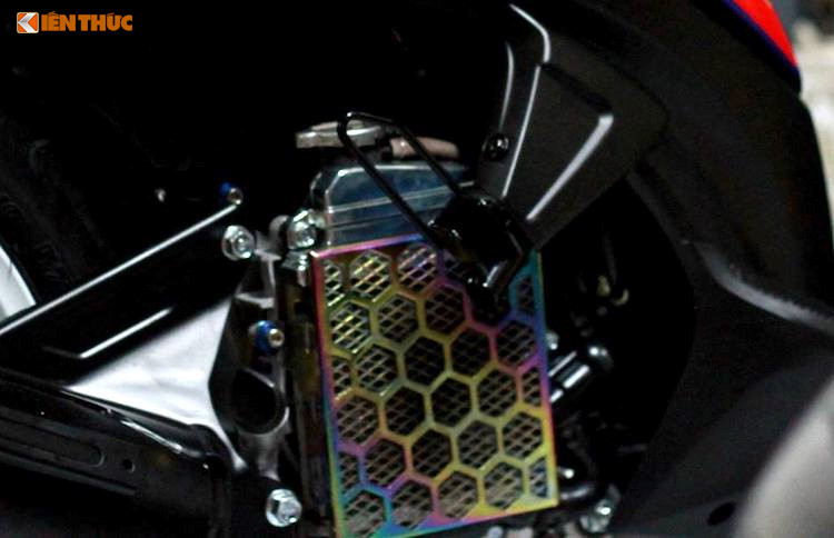 Khối động cơ xi-lanh đơn SOHC 2 van 110cc nguyên bản của Click được giữ nguyên kết cấu. Tuy nhiên để khiến chiếc xe nổi bật hơn, bộ ốc Proti và chắn két nước xi 7 màu đã được thợ độ Việt trang bị cho chiếc xe.