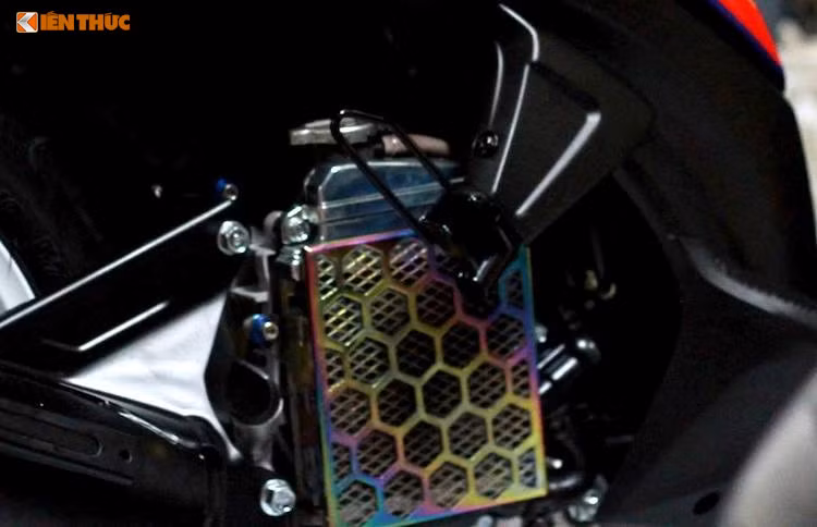 Khối động cơ xi-lanh đơn SOHC 2 van 110cc nguyên bản của Click được giữ nguyên kết cấu. Tuy nhiên để khiến chiếc xe nổi bật hơn, bộ ốc Proti và chắn két nước xi 7 màu đã được thợ độ Việt trang bị cho chiếc xe.