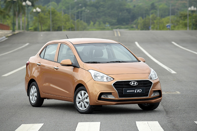 Cuối cùng là Hyundai Grand i10, mẫu xe được mệnh danh là "Ông vua" trong phân khúc xe hạng A tại Việt Nam. Với doanh số luôn nằm trong TOP5 mẫu xe bán chạy nhất nước (Tháng 2/2020, i10 bán ra 1.101 xe), trong "mùa covid-19" lần này, Hyundai Grand i10 sẽ chỉ giảm giá bán trên một số phiên bản nhất định.