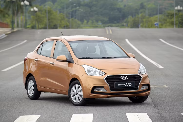Cuối cùng là Hyundai Grand i10, mẫu xe được mệnh danh là "Ông vua" trong phân khúc xe hạng A tại Việt Nam. Với doanh số luôn nằm trong TOP5 mẫu xe bán chạy nhất nước (Tháng 2/2020, i10 bán ra 1.101 xe), trong "mùa covid-19" lần này, Hyundai Grand i10 sẽ chỉ giảm giá bán trên một số phiên bản nhất định.