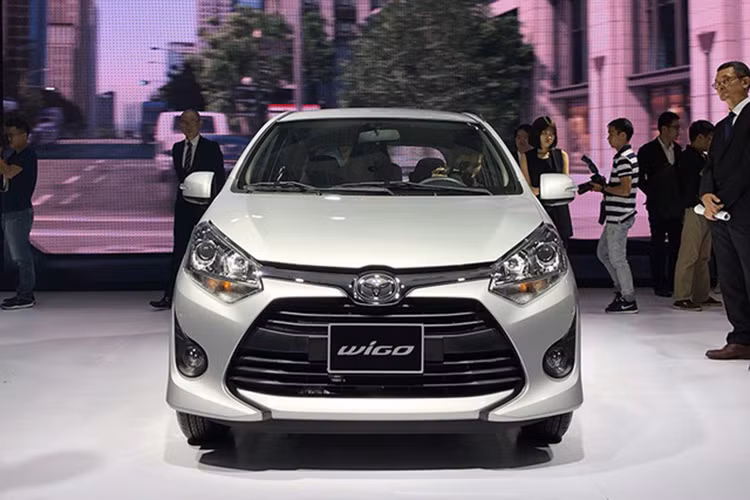 Tiếp tới, tại các đại lý của Toyota, mẫu Toyota Wigo giảm giá từ 10 - 16 triệu đồng. Chương trình giảm giá này được áp dụng theo hình thức trừ thẳng tiền mặt vào giá bán. Như vậy, giá bán của Toyota Wigo sẽ dao động trong khoảng từ 335 - 395 triệu đồng, thay vì giá niêm yết 345 - 405 triệu đồng.