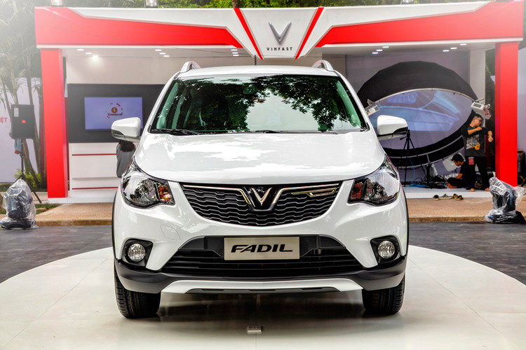 Cụ thể, mẫu xe cỡ nhỏ hạng A đang đón nhận chương trình ưu đãi về giá tốt nhất trong đợt này là mẫu VinFast Fadil. Trong tháng 3/2020, nhà sản xuất ôtô Việt Nam đang áp dụng ưu đãi giảm 10% vào giá bán của xe, tương ứng với từ 42 - 50 triệu đồng. Trong đó, chương trình này sẽ được áp dụng đối với tất cả khách hàng khi thanh toán trả thẳng. Đối với khách hàng mua xe trả góp, VinFast cũng hỗ trợ thông qua gói giảm lãi suất cho vay trong 2 năm đầu tiên.