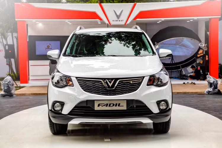 Cụ thể, mẫu xe cỡ nhỏ hạng A đang đón nhận chương trình ưu đãi về giá tốt nhất trong đợt này là mẫu VinFast Fadil. Trong tháng 3/2020, nhà sản xuất ôtô Việt Nam đang áp dụng ưu đãi giảm 10% vào giá bán của xe, tương ứng với từ 42 - 50 triệu đồng. Trong đó, chương trình này sẽ được áp dụng đối với tất cả khách hàng khi thanh toán trả thẳng. Đối với khách hàng mua xe trả góp, VinFast cũng hỗ trợ thông qua gói giảm lãi suất cho vay trong 2 năm đầu tiên.