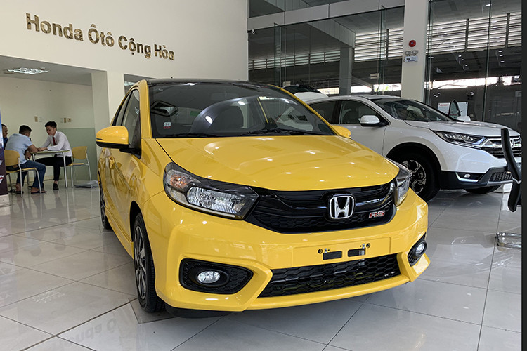 Tương tự Toyota Wigo, Honda Brio cũng là xe cỡ nhỏ hạng A được nhập khẩu nguyên chiếc. Trong tháng 3/2020, các đại lý của Honda Việt Nam đang áp dụng chương trình giảm giá Honda Brio tối đa 15 triệu đồng cho Brio. Đưa giá bán của xe từ mức niêm yết 418 - 448 triệu đồng xuống 403 - 433 triệu đồng