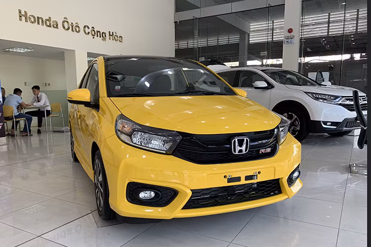 Tương tự Toyota Wigo, Honda Brio cũng là xe cỡ nhỏ hạng A được nhập khẩu nguyên chiếc. Trong tháng 3/2020, các đại lý của Honda Việt Nam đang áp dụng chương trình giảm giá Honda Brio tối đa 15 triệu đồng cho Brio. Đưa giá bán của xe từ mức niêm yết 418 - 448 triệu đồng xuống 403 - 433 triệu đồng