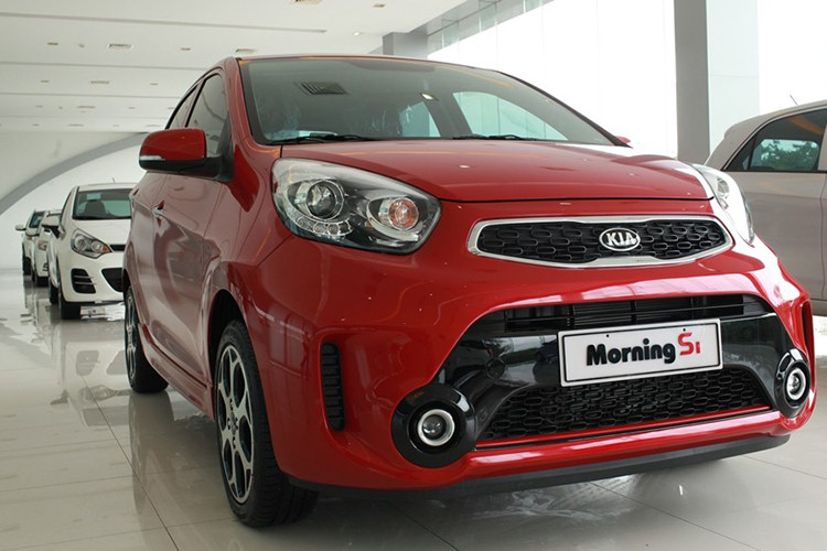 Đối với Kia Morning, ngoài việc đón nhận ưu đãi giảm giá trực tiếp bằng tiền mặt, khách hàng mua xe còn nhận được chương trình tặng kèm phụ kiện và bảo hiểm với tổng giá trị khoảng 18 triệu đồng. Hiện tại, Kia Morning đang được phân phối chính hãng với 4 phiên bản, cùng mức giá từ 299 - 383 triệu đồng (chưa bao gồm chương trình ưu đãi).