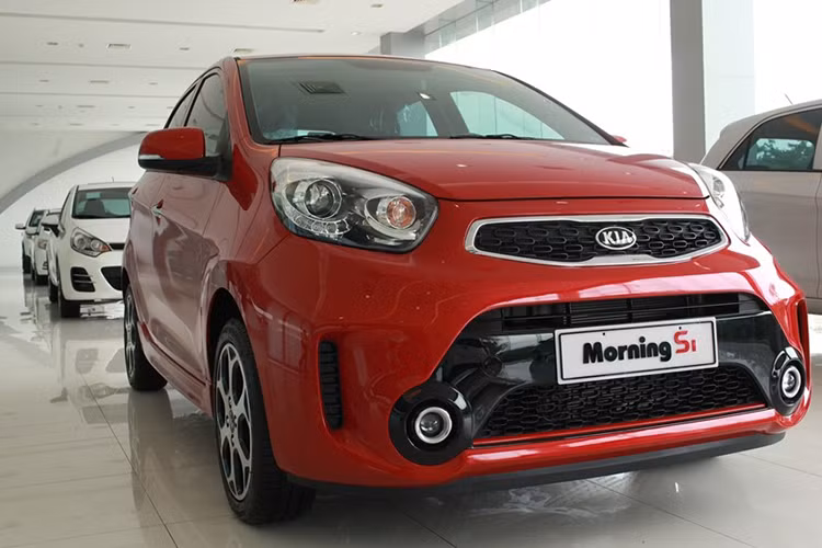 Đối với Kia Morning, ngoài việc đón nhận ưu đãi giảm giá trực tiếp bằng tiền mặt, khách hàng mua xe còn nhận được chương trình tặng kèm phụ kiện và bảo hiểm với tổng giá trị khoảng 18 triệu đồng. Hiện tại, Kia Morning đang được phân phối chính hãng với 4 phiên bản, cùng mức giá từ 299 - 383 triệu đồng (chưa bao gồm chương trình ưu đãi).