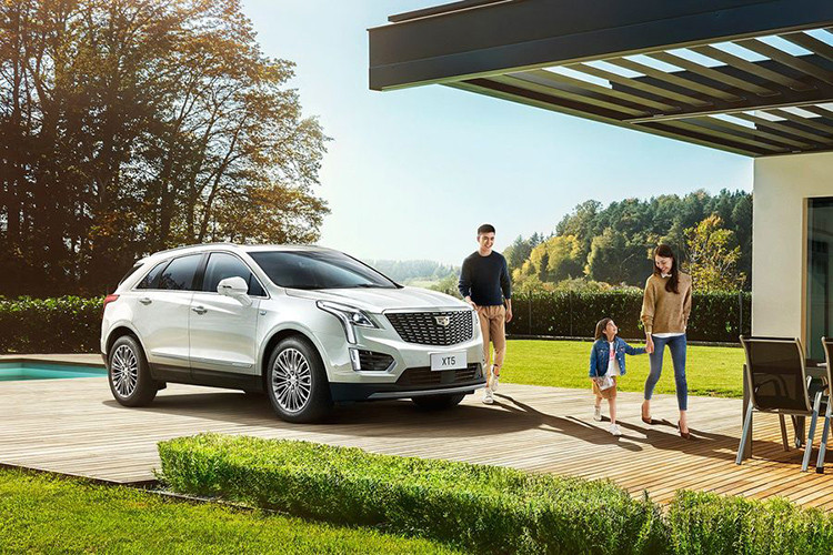 Diện mạo của Cadillac XT5 bản nâng cấp 2020 có chút thay đổi, dễ nhận thấy nhất là tấm lưới tản nhiệt dạng mắt nối thay vì các thanh ngang quen thuộc, phần khe hút gió bên dưới cũng đã được làm lại với sự xuất hiện của một dải crôm sáng nổi bật (chỉ có trên bản cao cấp).