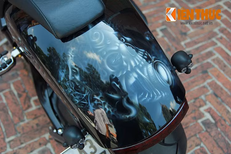 Các món đồ chơi như; cặp tay cầm, tay thắng và cặp kiếng chiếu hậu, 2 xi-nhan trước và 2 xi-nhan sau... đều được đặt mua từ Mỹ về.