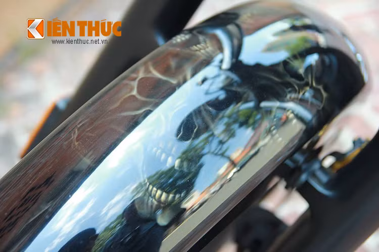 Nhìn toàn bộ các chi tiết của xe - có thể thấy, chủ nhân chiếc xe này đã mang phong cách "thần chết" lên chiếc Honda Fury của mình giúp nó trở nên ấn tượng hơn.