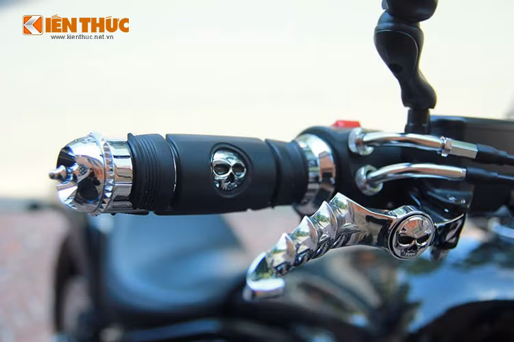 Bên cạnh dàn áo ấn tượng, anh còn tự nghiên cứu và tìm tòi để mua bằng được những món đồ chơi theo đúng phong cách "thần chết" cho phù hợp với chiếc xe.