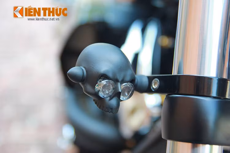 Ngay cả các chi tiết như xi nhan của xe cũng mang phong cách này khi chủ nhân của nó đã dày công sưu tầm.