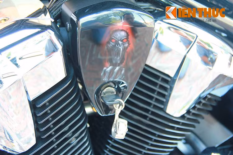 Honda Fury mang trong mình trái tim là động cơ SOHC V-Twin có góc nghiêng 52 độ. Dung tích động cơ lên đến 1.312cc làm mát bằng dung dịch. Xe sở hữu hộp số 5 cấp.