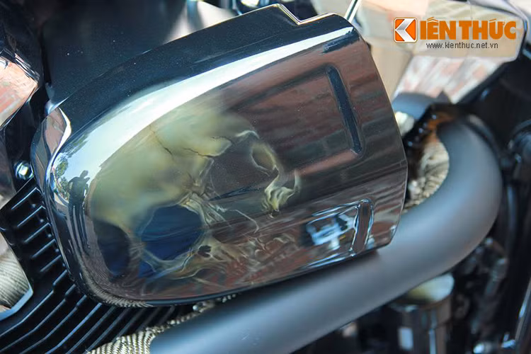 Được biết, dàn áo độc đáo này đã được chính chủ nhân chiếc xe tự tay thiết kế bản vẽ theo ý của mình.