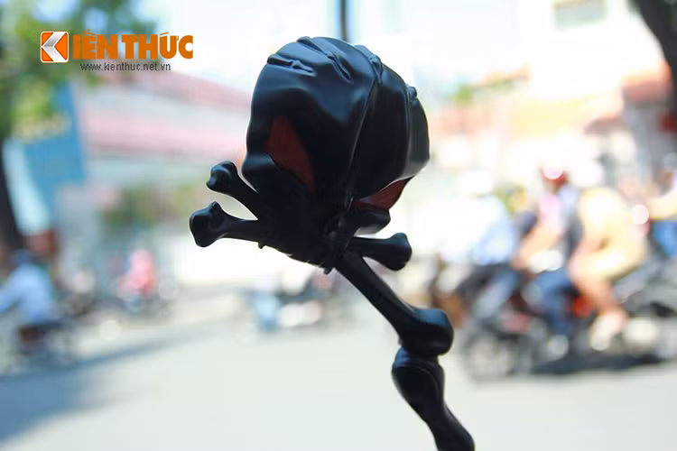 Cặp gương của xe cũng mang phong cách "thần chết" cực kỳ cá tính với màu đen và hai con mắt đỏ ngầu.