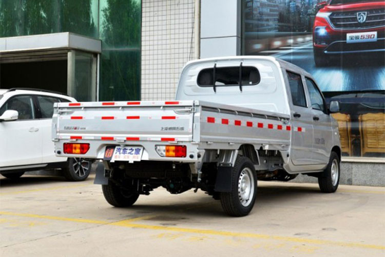 Các chi tiết ở ngoại hình của xe này được thiết kế đơn giản, nếu chỉ nhìn lướt qua hay đóng thêm cho nó thùng bằng vải phía sau - nhiều người sẽ tưởng nó là một mẫu xe tải gia đình cỡ nhỏ hơn là một chiếc xe pick-up.