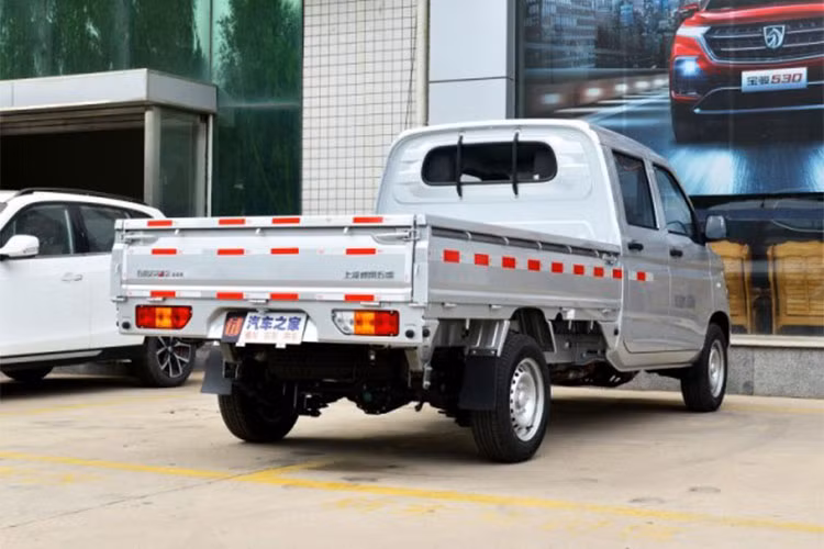 Các chi tiết ở ngoại hình của xe này được thiết kế đơn giản, nếu chỉ nhìn lướt qua hay đóng thêm cho nó thùng bằng vải phía sau - nhiều người sẽ tưởng nó là một mẫu xe tải gia đình cỡ nhỏ hơn là một chiếc xe pick-up.