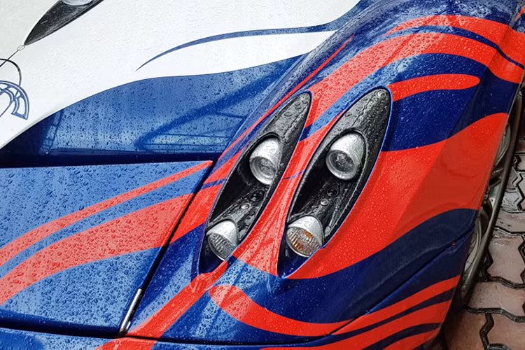 Về ngoại hình, ngoài việc làm mới bằng thay áo dạng decal thì siêu xe Pagani Huayra của đại gia Minh Nhựa không có bất kì sự tinh chỉnh nào khi vẫn mang trên mình các chi tiết ngoại thất như cánh gió phía trước, lưới tản nhiệt, cản phía sau, bộ khuếch tán và một phần trung tâm của decklid làm bằng sợi Carbon..