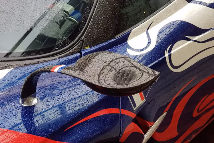 Như đã biết, bản thân Pagani Huayra cũng là một tác phẩm phối hợp giữa công nghệ và nghệ thuật. Ngoài khối động cơ mạnh mẽ, Pagani Huayra còn có thiết kế vô cùng độc đáo, từ trong ra ngoài. Nếu như thiết kế ngoại thất của Pagani Huayra khá lạ mắt, thì không gian bên trong "thần gió" lại đậm phong cách Steampunk.