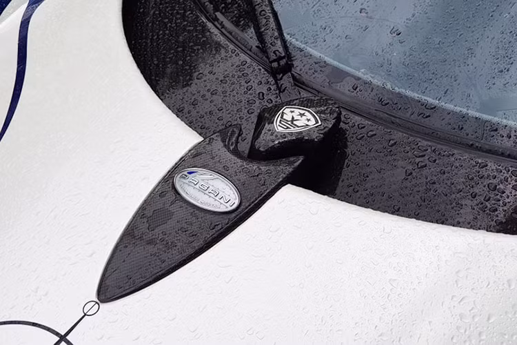 Nguyên bản, chiếc Pagani Huayra của Minh Nhựa sở hữu ngoại thất màu cam nóng bỏng, đây cũng là "thần gió" hiếm hoi trên thế giới có bộ áo này. Quá trình mua siêu xe được Minh Nhựa bay sang Dubai thực hiện tại một đại lý khá nổi tiếng là Al Ain Class Motors. Đây là 1 trong tổng số 100 chiếc được sản xuất.