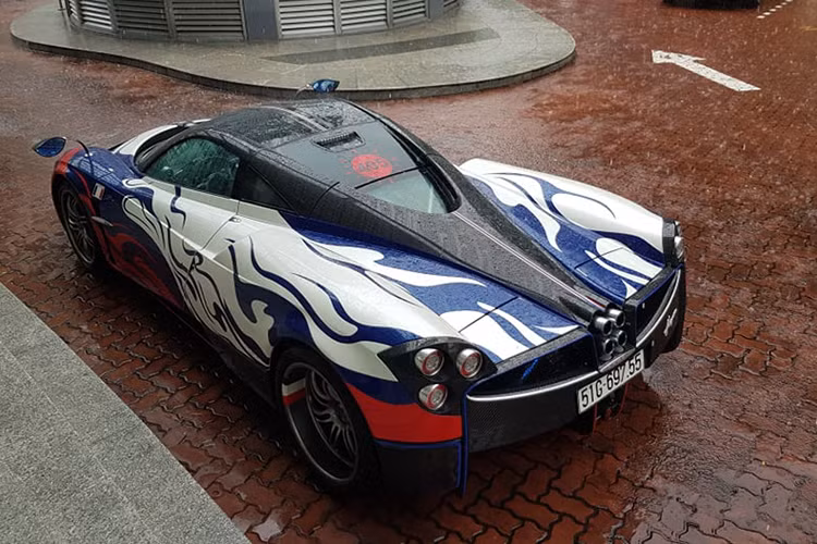 Được biết, Maserati Việt Nam đã đưa về nước bộ đôi SUV Levante Trofeo cực hiếm, trong đó có một chiếc mang màu sơn vàng độc nhất vô nhị của đại gia Minh Nhựa. Tuy nhiên, khi đến làm việc tại trụ sở của Maserati mọi con mắt lại đổ dồn về phía siêu xe Pagani Huayra được dựng trước sân của showroom.