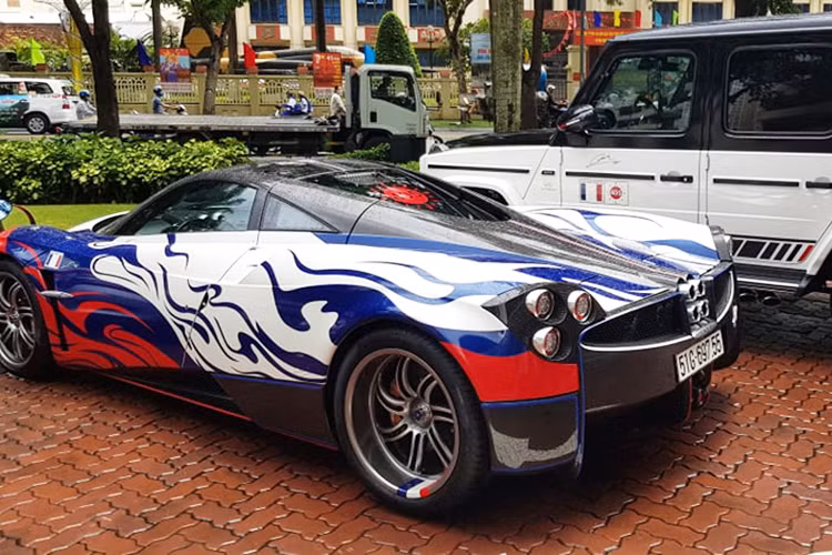 Chiếc Pagani Huayra độc nhất Việt Nam hiện đang thuộc sở hữu của doanh nhân Phạm Trần Nhật Minh và nằm chung garage với một số cái tên đắt giá khác như: Lamborghini Urus độ Mansory Venatus, Mercedes-AMG G63 Edition 1, Range Rover Autobiography và Rolls-Royce Ghost.